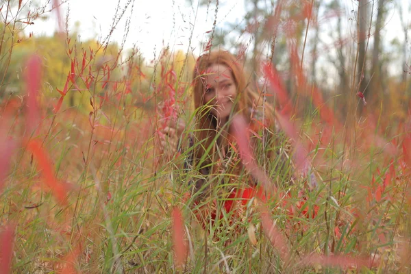 Glückliche junge Frau im Freien auf dem Feld — Stockfoto