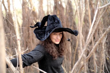 Park ağaç Gotik kız ağacının yanındaki parkta yanındaki Gotik kız