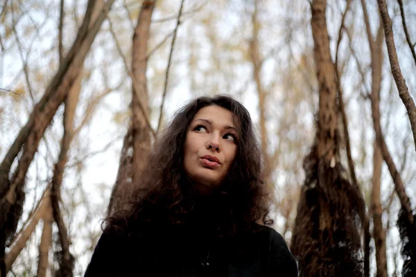 Chica gótica en el parque junto a chica gótica árbol en el parque junto al árbol — Foto de Stock