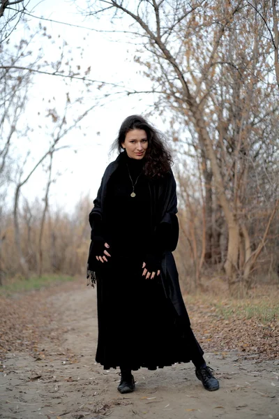 Gothic Girl im Park neben Baum Gothic Girl im Park neben Baum — Stockfoto