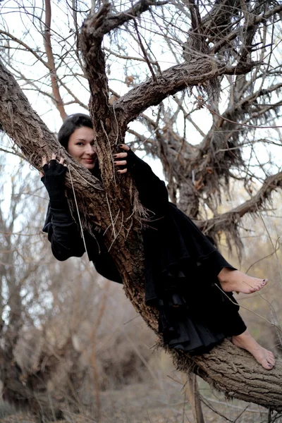 Chica gótica en el parque junto a chica gótica árbol en el parque junto al árbol — Foto de Stock