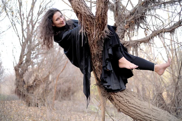 Chica gótica en el parque junto a chica gótica árbol en el parque junto al árbol —  Fotos de Stock