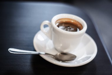 Masanın üzerinde bir fincan kahve.