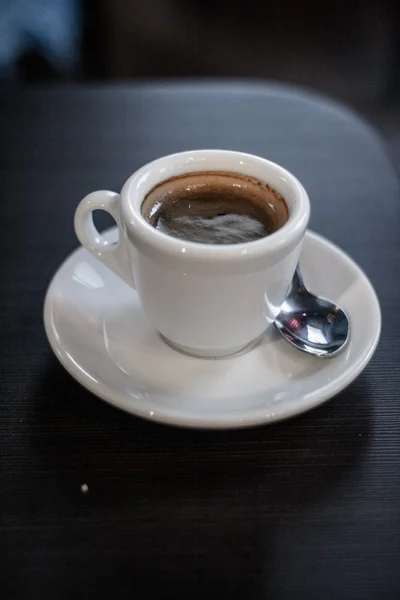 Чашку кофе на столе — стоковое фото