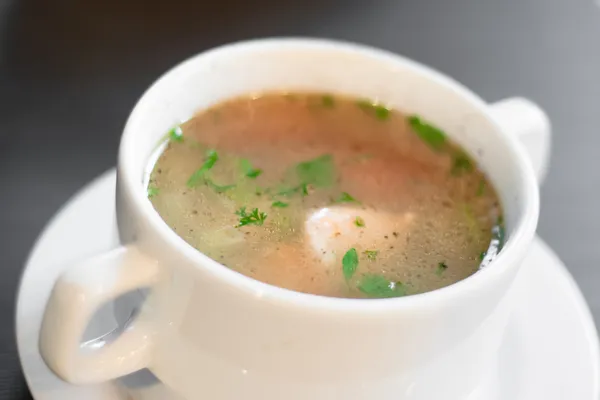 Zuppa di pollo con verdure sul tavolo — Foto Stock