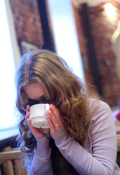 Frau im Café — Stockfoto