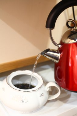 Kırmızı çaydanlık