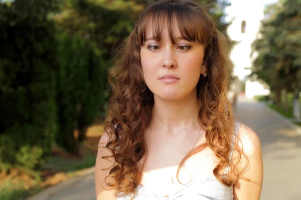 Retrato de una hermosa joven — Foto de Stock