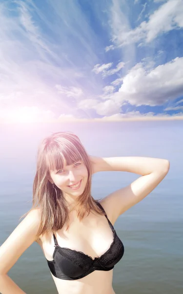 Piękna młoda kobieta w bikini — Zdjęcie stockowe