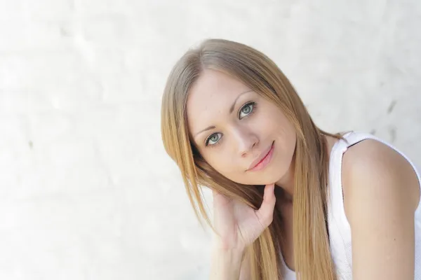 Jonge vrouw buiten portret — Stockfoto