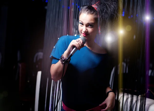 Disco-Star. sexy Mädchen singen — Stockfoto