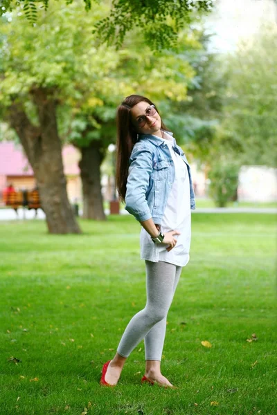 Chica en el parque — Foto de Stock