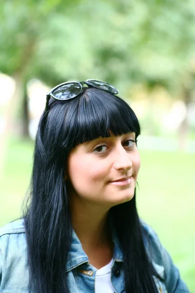 Chica de frente fresca con fondo verde — Foto de Stock