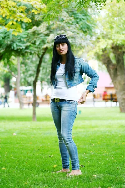 Chica en el parque — Foto de Stock