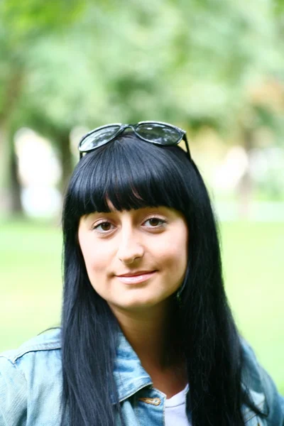 Chica de frente fresca con fondo verde — Foto de Stock