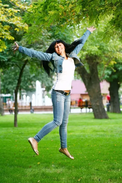 若い女性ジョニービエッラ、草の上 — ストック写真