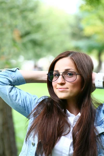 Chica de frente fresca con fondo verde —  Fotos de Stock