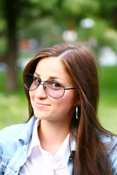 Chica de frente fresca con fondo verde — Foto de Stock