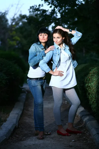 Två tjejer utomhus — Stockfoto