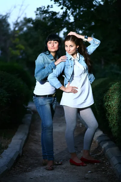 Two girls outdoors — Stock Photo, Image