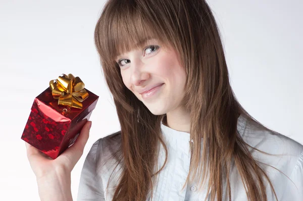 Blonde woman holding giftbox — Stock Photo, Image