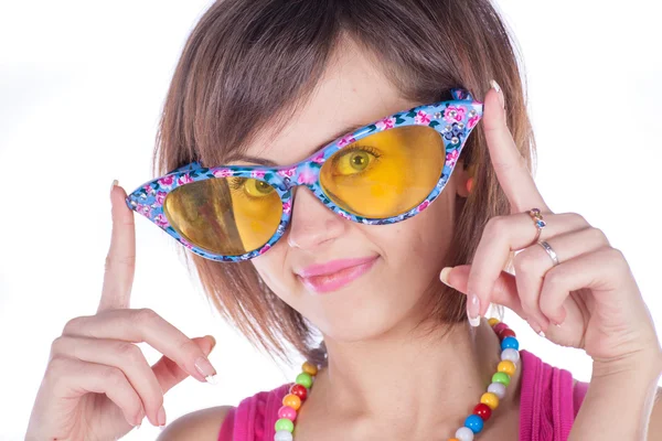 Lächelndes schönes Mädchen mit Brille auf Weiß — Stockfoto