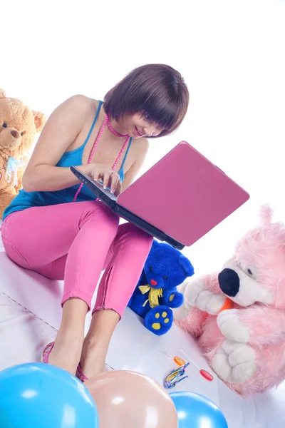Genç kız dizüstü bilgisayar kullanıyor. — Stok fotoğraf