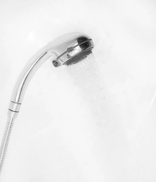 Душевая ручка в ванной — стоковое фото