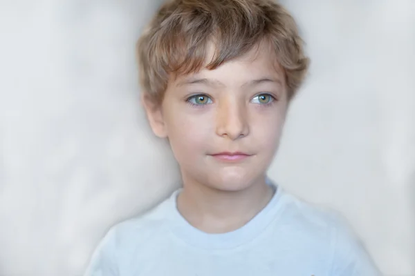 Portret van knappe jongen — Stockfoto