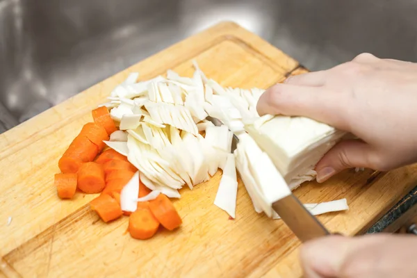 Manos de mujer cortando zanahoria  ... — Foto de Stock