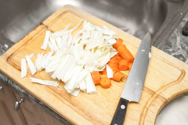 Mani della donna taglio carota  ... — Foto Stock