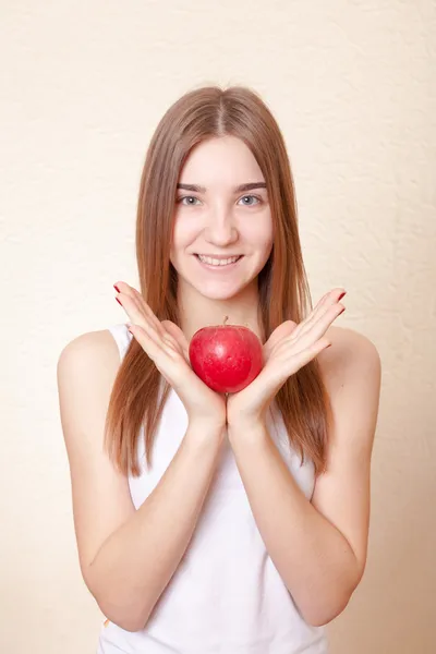 Mooie blonde vrouw die een rode appel — Stockfoto