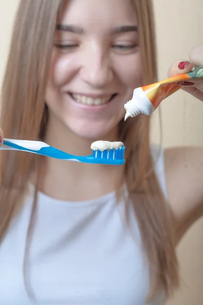 Portrait d'une femme blonde se brossant les dents — Photo