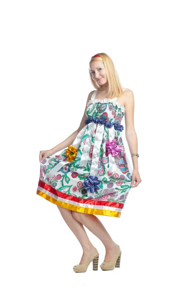 Flicka i traditionell rysk klänning — Stockfoto