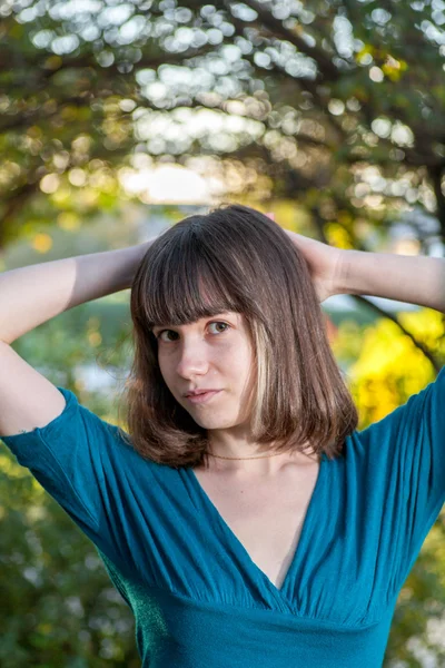 Jonge brunette meisje in het groen — Stockfoto