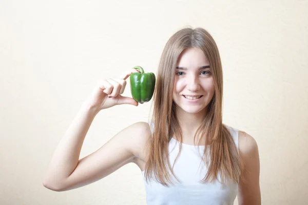Beautiful girl with green sweet pepper — Stock Photo, Image