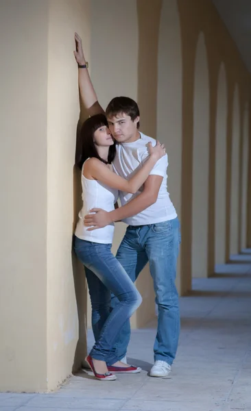 Romantisches junges Paar im Freien — Stockfoto