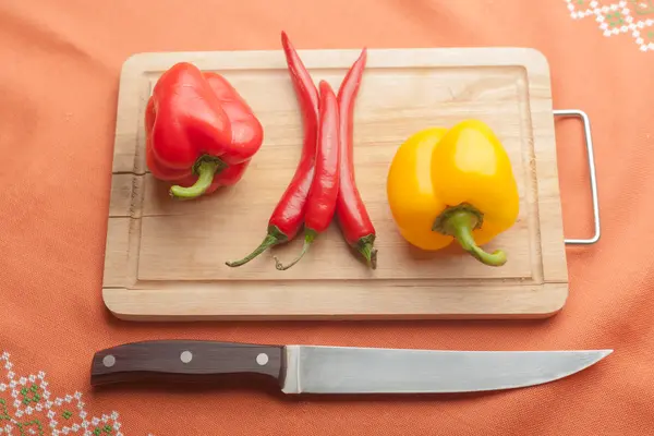 胡椒和刀 — 图库照片
