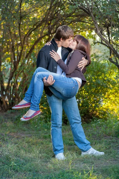 Romântico Jovem Casal Beijos ... — Fotografia de Stock