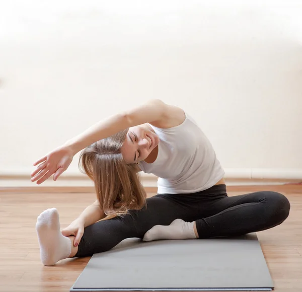 Женщина делает yoga — стоковое фото