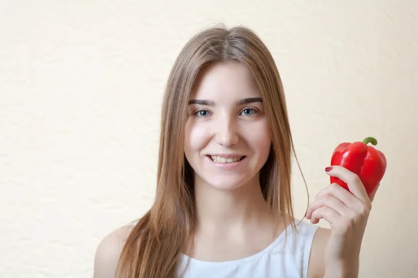Mooi meisje met rode paprika — Stockfoto