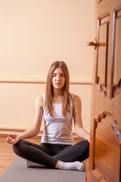 Йога медитація досить блондинка в студії — стокове фото