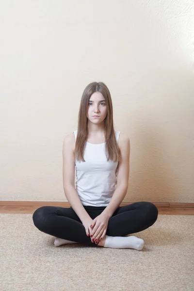 Meditazione yoga piuttosto bionda — Foto Stock