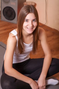 Yoga, meditasyon sarışın gülümse