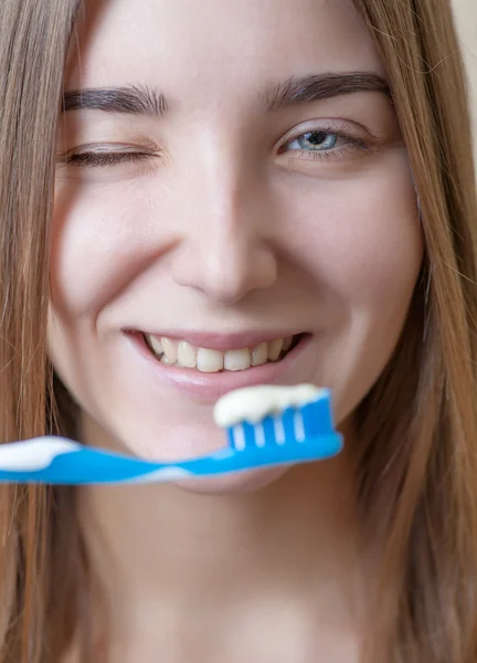 Närbild av vacker kvinna borsta hennes tänder — Stockfoto