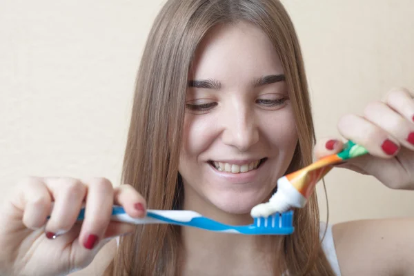 Närbild på kvinnans toothy leende borsta hennes tänder — Stockfoto