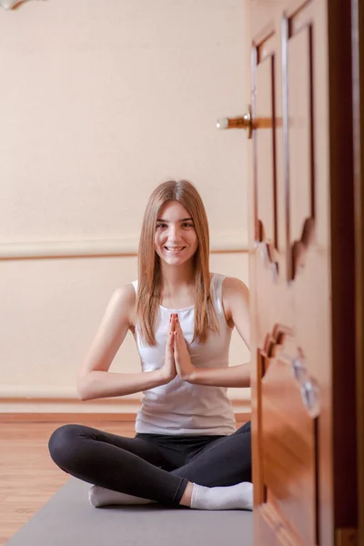Йога медитація досить блондинка в студії — стокове фото