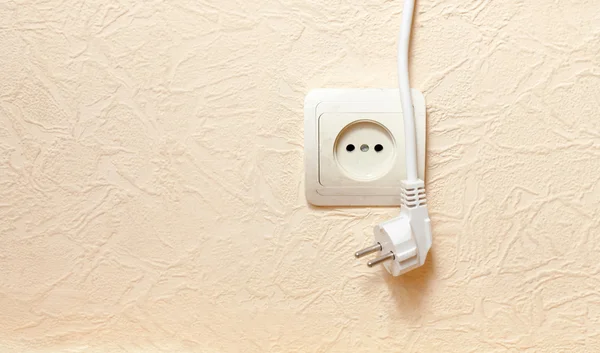 Elektriska stickkontakt på en beige vägg — Stockfoto