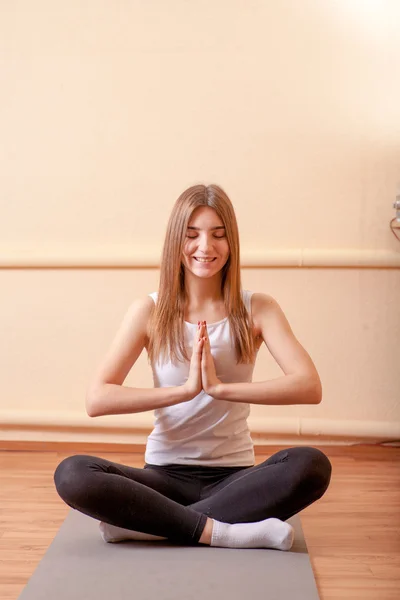 Йога медитація досить блондинка — стокове фото