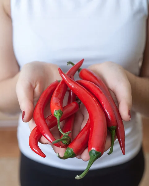 Chili peppers w ręku — Zdjęcie stockowe